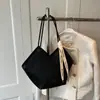 Elegante bolso de axila a rayas para mujer, nueva colección 2026, diseño de alta gama, bolso tote versátil para ir al trabajo, bolso de hombro, estilo transfronterizo