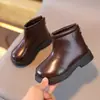 Botas Chelsea estilosas e da moda para meninos 2026 outono e inverno botas curtas estilo britânico com retalhos e forradas de pelúcia para crianças mais velhas
