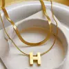 Collar de acero de titanio con cadena de hueso de serpiente, letra H, doble capa para mujer, elegante cadena para suéter de clavícula