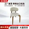 Cadeira de jantar de madeira maciça para uso doméstico, estilo nórdico moderno e simples, cadeira de madeira maciça pura para sala de jantar, apartamento pequeno, mesa e cadeira de jantar de madeira natural na cor nogueira