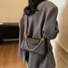 Bolsa Feminina Bolsa de Axila Alta Qualidade Outono 2025 Nova Bolsa Quadrada Pequena Simples Bolsa Transversal de Nicho Bolsa Feminina da Moda