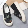 Sapatos Femininos Novos de Primavera 2025 Bico Redondo Slip-On Sapatos de Lona Sapatos Femininos Respiráveis de Solado Macio Sapatos Estudantis Preguiçosos Sapatos Avulsos Atacado