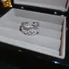 Anel Aberto Redondo de Zircônia Banhado a Ouro Real 14K Anel Versátil de Dedo Indicador Estilo Retro Luxo Leve Toque de Nicho High-End Joia para Mão