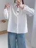 Camisa floral bordada blanca para mujer, de manga larga, corte holgado, con cuello camisero y botones coloridos, top artístico y fresco para usar en capas