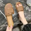 Item quente com saia, toque de luxo, sandálias de uma tira de celebridade da internet, Novidade Outono 2026 Estilo Francês Exquisito Sandálias de dedo com sola grossa Pequeno Estilo Chanel