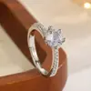 Colección de Anillos de Latón Plateado con Circonita de Moda Más Vendidos, Anillos de Plata de Lujo Ligero Transfronterizos, Versátiles para el Uso Diario