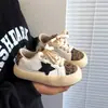 Tênis Esportivo Infantil 2026 Outono Novo Estilo Moda Versátil Casual para Meninos Tênis Estiloso Estrela Estilo Coreano para Meninas