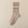 Lanzamiento de Nuevo Producto: Calcetines Cómodos de Media Pantorrilla para Otoño e Invierno, Calcetines Largos Deportivos Rayados Retro Modernos, Calcetines de Moda para Hombre Casual de Negocios