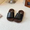 Nuevas Pantuflas Versátiles Resistentes a la Suciedad de Cuero Gamuzado Otoño/Invierno para Niñas 2025 Uso Exterior Correa Única Lana de Cordero Casual Perezoso Antideslizantes