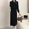 Roupas de Malha de Alta Qualidade para Mulheres para Outono e Inverno, Conjunto de Duas Peças com Suéter de Gola Pérola Resistente, Modelador e Rejuvenescedor, e Saia de Cintura Alta