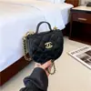 Bolsa de fone de ouvido estilosa de alta qualidade inspirada na Chanel com alça de pérola, bolsa de corrente com padrão de diamante, bolsa transversal feminina da moda, bolsa de ombro moderna