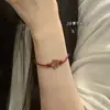 Pulseira de Fio Vermelho com Escultura de Pêssego e Flor de Ameixa Estilo Xiaohongshu, Pulseira Trançada à Mão, Presente para Melhor Amiga