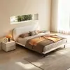 Cama flotante de terciopelo teddy estilo crema con esquinas curvas, contorno de cama completo, acolchado suave protector de cintura, patas altas, diseño minimalista, cama de boda para dormitorio principal