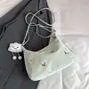 Bolsa de ombro com corrente e decoração de borboleta estilo coreano, vendida em alta no exterior para mulheres, nova bolsa transversal versátil da moda 2026