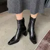 Botas curtas quadradas de salto alto robusto para mulheres, novo estilo coreano de outono e inverno 2026, botas curtas da moda com zíper traseiro, botas de cano curto ajustadas