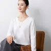 Prenda de alta gama lista para usar con un escote en V limpio y pulcro, mangas largas, ligera y transpirable, adecuada para el uso diario en primavera y otoño, una blusa elegante