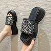 Novas Chinelos Grossos de Cabeça Redonda de Verão Sapatos Femininos Lantejoulas Moda Casual Diário Roupa Externa Tendência de Moda Versátil Lâmina