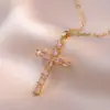 Colar Feminino Colorido Zircônia Joias Design de Nicho Pingente Cruz Completo em Diamante Colar Corrente de Clavícula em Aço Inoxidável