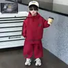 Conjunto Tendência Lindo Estiloso para Meninos Outono 2026 Novo Estilo Coreano Estilo de Rua Roupas para Meninos Pequenos Corta-vento com Capuz Infantil