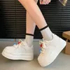 Sapatos Plataforma Brancos de Solado Grosso de Alta Qualidade para Mulheres, Tênis que Aumentam a Altura 2025 Super Quentes Novos Populares de Primavera e Outono Sapatos Esportivos Casuais