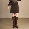 Falda Media de Cuero PU de Moda con Temperamento para Mujer 2026 Otoño Invierno Nueva Falda Corta de Cintura Alta Adelgazante Elegante Versátil que se Ajusta a la Cadera
