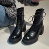 Primeiro Encontro Ji Yuan Bico Redondo Cadarço Botas Martin Femininas Salto Alto Outono e Inverno Botas Curtas 2026 Novo Estilo Estilo Britânico Botas Emagrecedoras