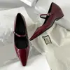 Hermosos zapatos Mary Jane de estilo francés con tacón oculto, que cuentan con un diseño de una sola tira, una puntera poco profunda y una punta fina, perfectos para el uso diario.