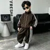 Conjunto de Terno com Estampa de Leopardo para Meninos Primavera e Outono 2026 Nova Moda Estilosa Roupas Infantis Jaqueta Esportiva Conjunto Casual de Duas Peças