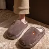 Lindas pantuflas de algodón de osito, estilo mujer, nueva colección otoño/invierno, pantuflas de interior para casa, cálidas y antideslizantes, de felpa, adecuadas para parejas, estilo hombre