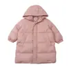 Casaco Longo de Penas para Meninas Inverno 2026 Novo Tendência Chique com Capuz Leve Casaco de Bebê Estilo Outono/Inverno
