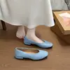 Sapatos baixos estilo francês, com corte delicado, para senhoras, nova coleção outono 2026, bico quadrado, couro macio, salto baixo, versáteis para o dia a dia