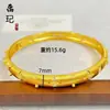 O mesmo estilo da joalheria: pulseira de trevo de quatro folhas banhada a ouro, cravejada de diamantes, com acabamento escovado, uma peça elegante e luxuosa com toque de alta qualidade, perfeita como presente para sua namorada