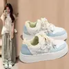 Zapatillas tipo rayo estilo Chanel para mujer, nuevo diseño popular de nicho Otoño 2026, zapatos blancos versátiles y ligeros para estudiantes