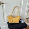 Bolso tejido de nicho transfronterizo para mujer, nuevo bolso de moda para hombro y axila, bolso tote versátil para el trabajo y uso diario
