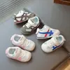 Primeros Zapatos para Caminar de Niños 2025 Verano Nuevo Estilo Niños y Niñas Tenis Casuales Moda Infantil Transpirables Moda Malla Zapatos