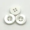 En Stock Botones Nuevos de Resina Perla Botones de Borde Ancho de Gama Alta de Cuatro Agujeros Botones para Camisa Polo Botones Decorativos para Traje