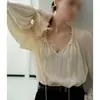 En stock, venta al por mayor desde el fabricante: Camisa de mujer con cuello en V y volantes de encaje, nuevo estilo 2026, top holgado, color liso, para mujer