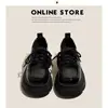 Sapatos pretos de couro com sola grossa e forro de fleece, novos para 2026 outono e inverno, versáteis, estilo britânico, com cadarço, plataforma, mocassins para mulheres