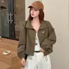 Jaqueta Curta Gola Alta Estilo Workwear Outono 2026 Feminina Solta Casual Top Tendência Versátil Emagrecedora Pequena