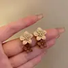 Aretes de Flor de Perla Coreanos para Mujer, Aretes de Lujo Ligero y de Alta Gama, Estilo Nuevo, Moda de Nicho, Aretes Versátiles al por Mayor