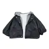 Chaqueta de cuero de otoño estilo coreano para niños, imitación de dos piezas, nuevo modelo 2026, chaqueta súper elegante y guapa para niños y bebés