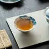 Pez pintado a mano jugando con flores de loto, taza de té de cerámica bajo vidriado, juego de té de estilo chino nuevo, taza de té, taza de degustación, cuenco de té