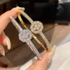 Pulsera con Cierre de Flor Ovalada de Circonita Estilo Retro Francés, Pulsera de Lujo Ligero de Gama Alta con un Diseño Único, Joyería de Nicho para Mujeres