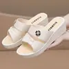 Novas Chinelas Femininas de Salto Anabela para Casa e Passeio, Leves, Modernas, Antiderrapantes, Resistentes ao Desgaste, Chinelos Elegantes para Meia-Idade Venda por Atacado