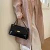 Bolsa Pequena de Bordado com Diamantes para Mulheres 2026 Novo Estilo Versátil Bolsa de Ombro para o Dia a Dia Bolsa de Axila Bolsa Transversal Bolsa Quadrada Pequena com Corrente