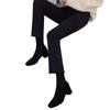 Pantalones de mezclilla negros para mujer en primavera y otoño 2024 Nuevo estilo caliente Pequeños ajustados Adelgazantes Pantalones cortos con borde deshilachado