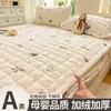 2026 Nuevo Otoño/Invierno Calidez Engrosada Clase A Leche Polar Estampado Acolchado Falda de Cama Juego de Tres Piezas para Hogar Dormitorio Polar