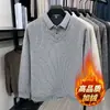 Nova coleção de inverno: suéter de tricô masculino liso, grosso, de manga longa, com design falso de duas peças e forro de fleece, perfeito para homens de meia-idade e idosos, proporcionando calor e conforto