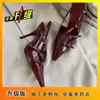 Tacones de Aguja Sexy y Elegantes sin Espalda 2025 Nuevo Estilo Francés Sandalias de Tacón Alto de Charol Negro con una Sola Correa y Punta Cerrada