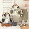 Traje de Verano para Niños de Comercio Exterior Camisa de Manga Corta 2025 Nuevo Bebé Mono Completo con Bolsillo de Solapa con Letras Conjunto de Tres Piezas